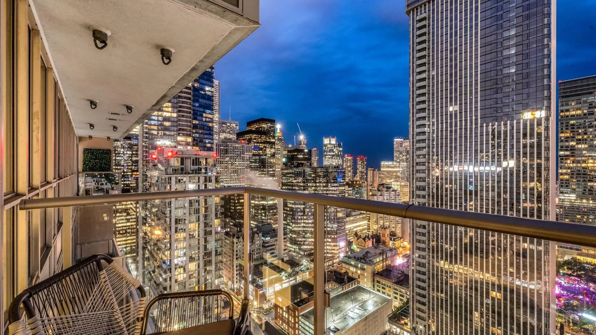 Deluxe 1Br Suite With Bird'S Eye Cn Tower Views Toronto 0*,  Canadá