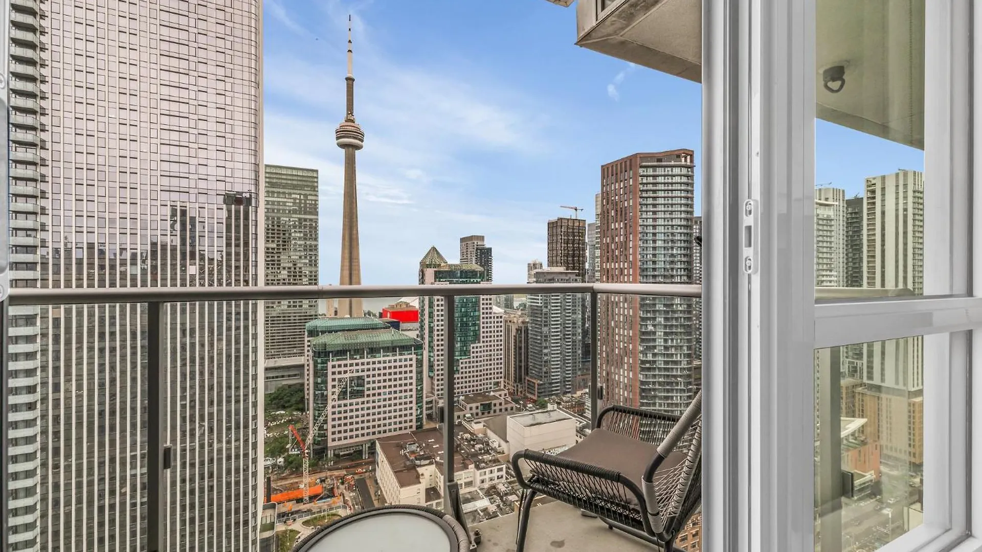 Deluxe 1Br Suite With Bird'S Eye Cn Tower Views Toronto Canada