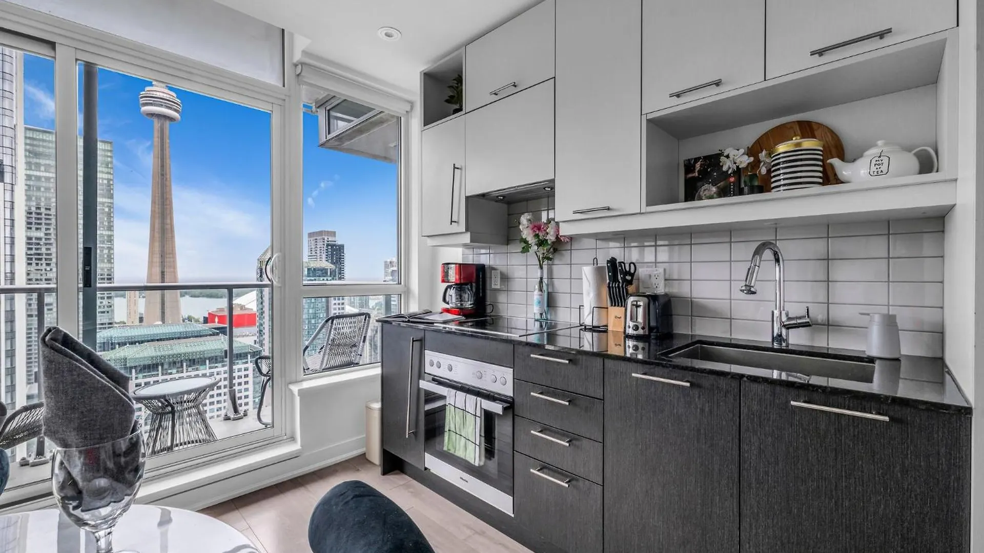 Deluxe 1Br Suite With Bird'S Eye Cn Tower Views Toronto Canada
